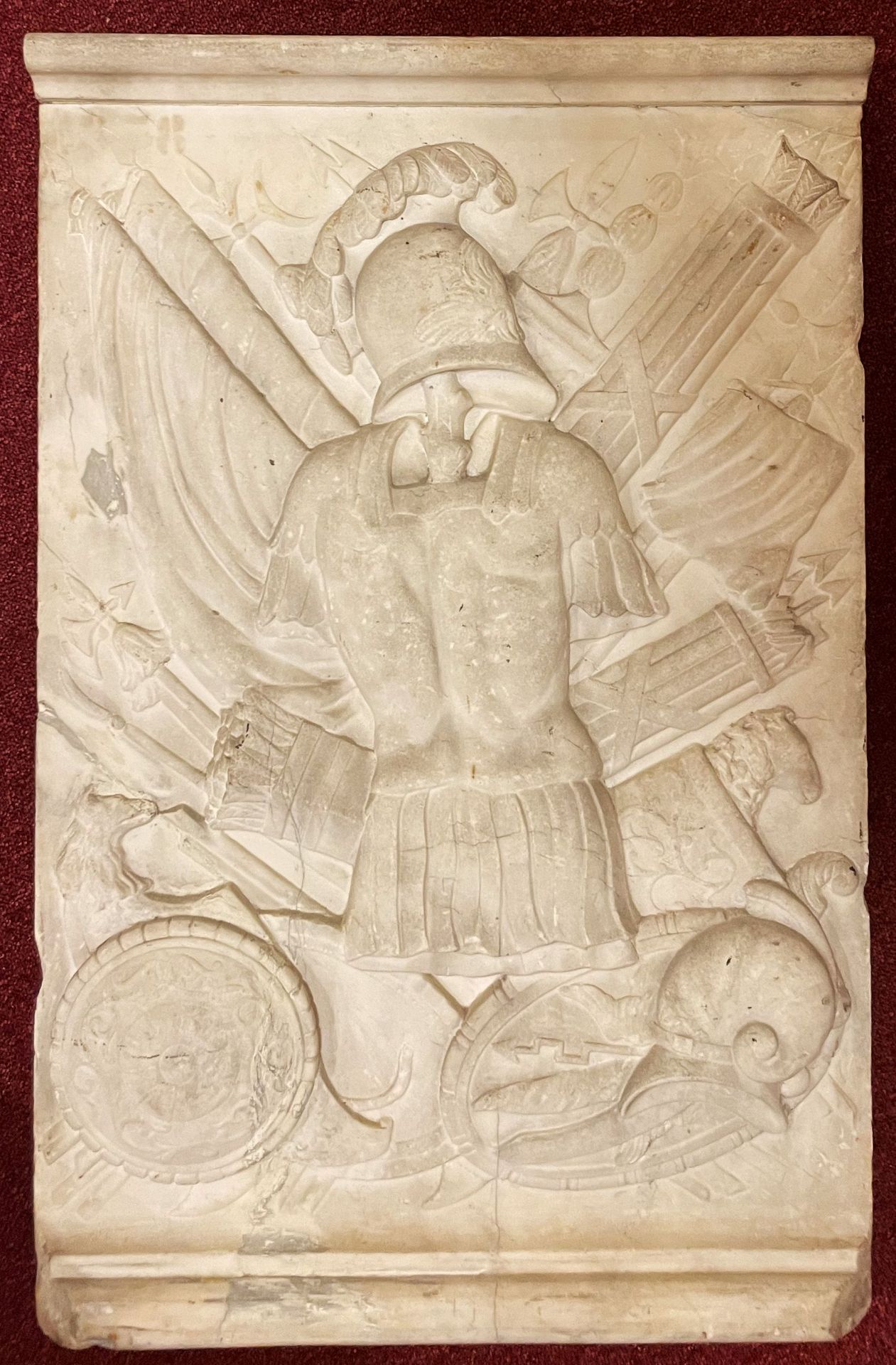 Italien, 18. Jh., Relief mit Kriegssymbolik, Altersspuren, teils Risse, alte Inventar-Nr. 4678, 67 x