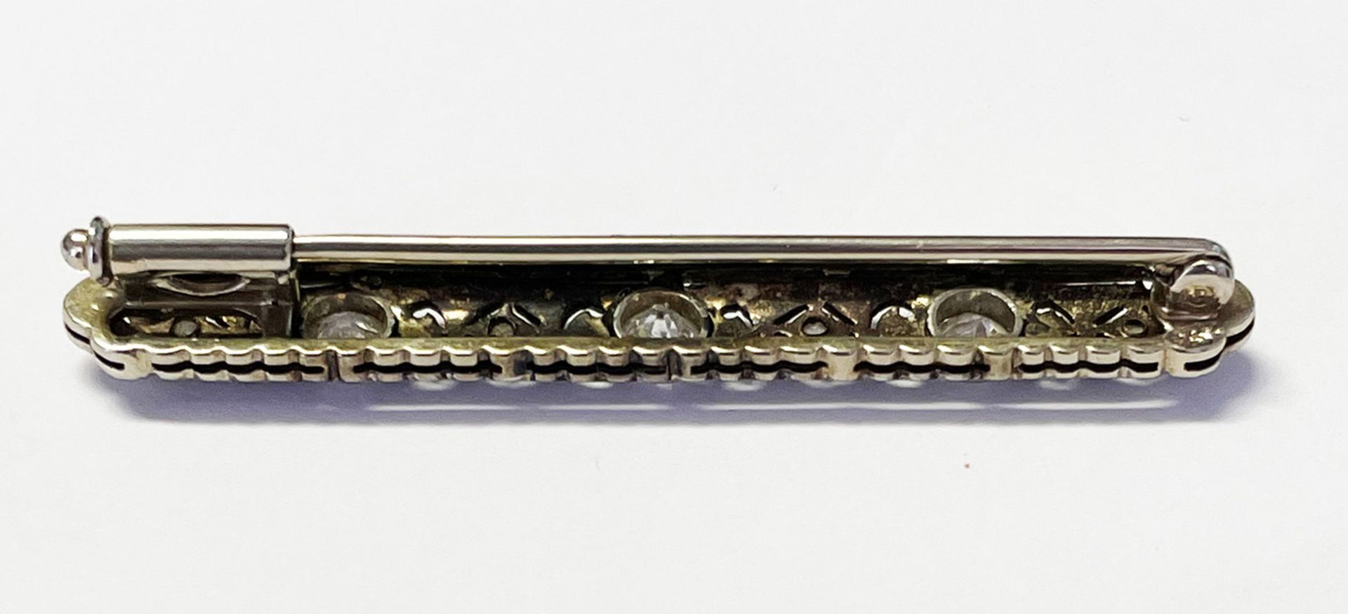 Jugendstil bzw. Art Deco Brosche, 585er WG, mit drei Altschliff Diamanten, L. 4,6 cm - Image 2 of 2