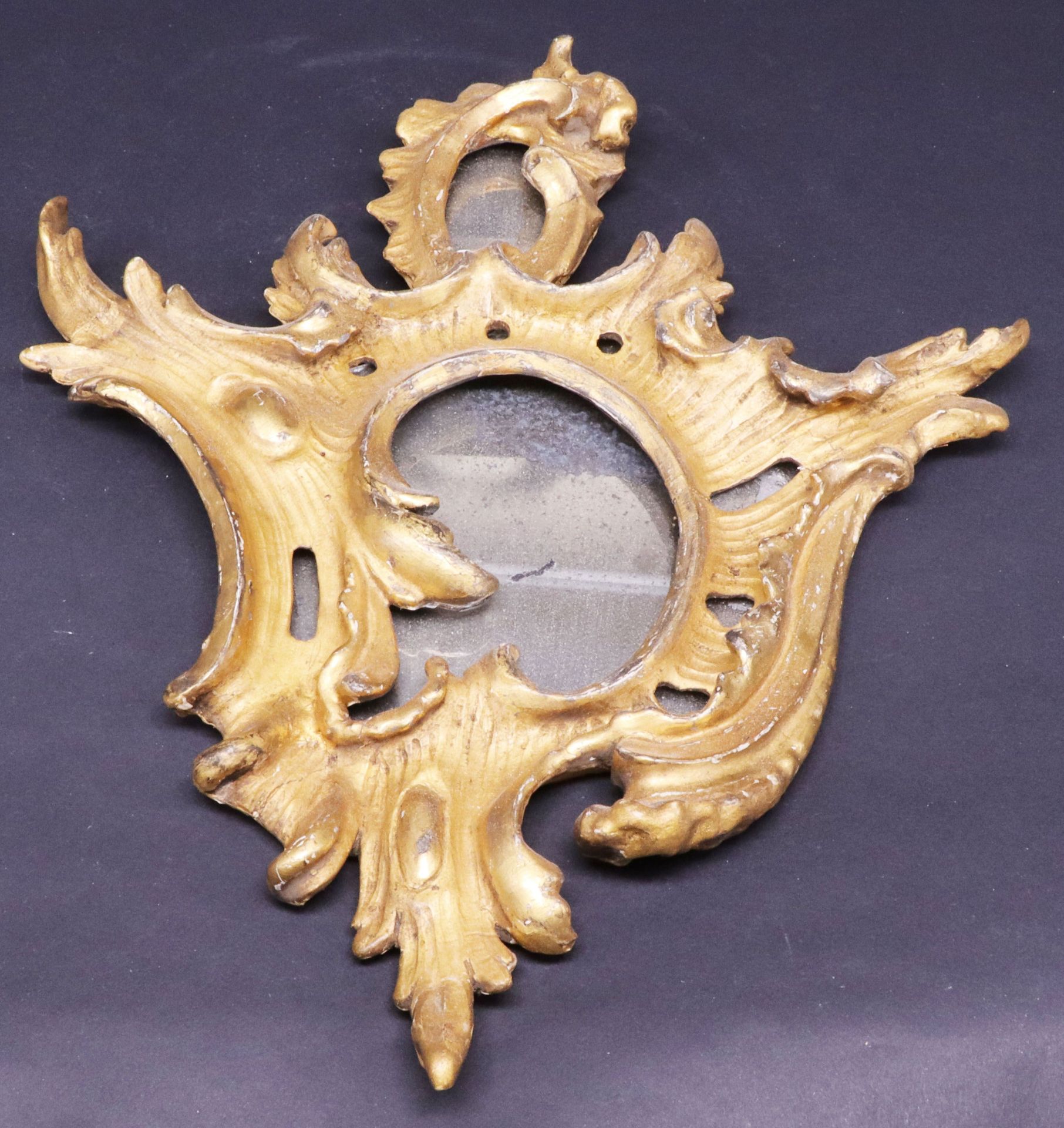 Paar Appliken, Barock, 18. Jh., Holz, vergoldet, mit Spiegel, geschnitzte rocaillenartige - Image 2 of 4