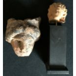 Zwei kleine Tonköpfchen, Alter unbekannt, antike Herkunft möglich, Fragmente, Altersspuren, 9x8 cm