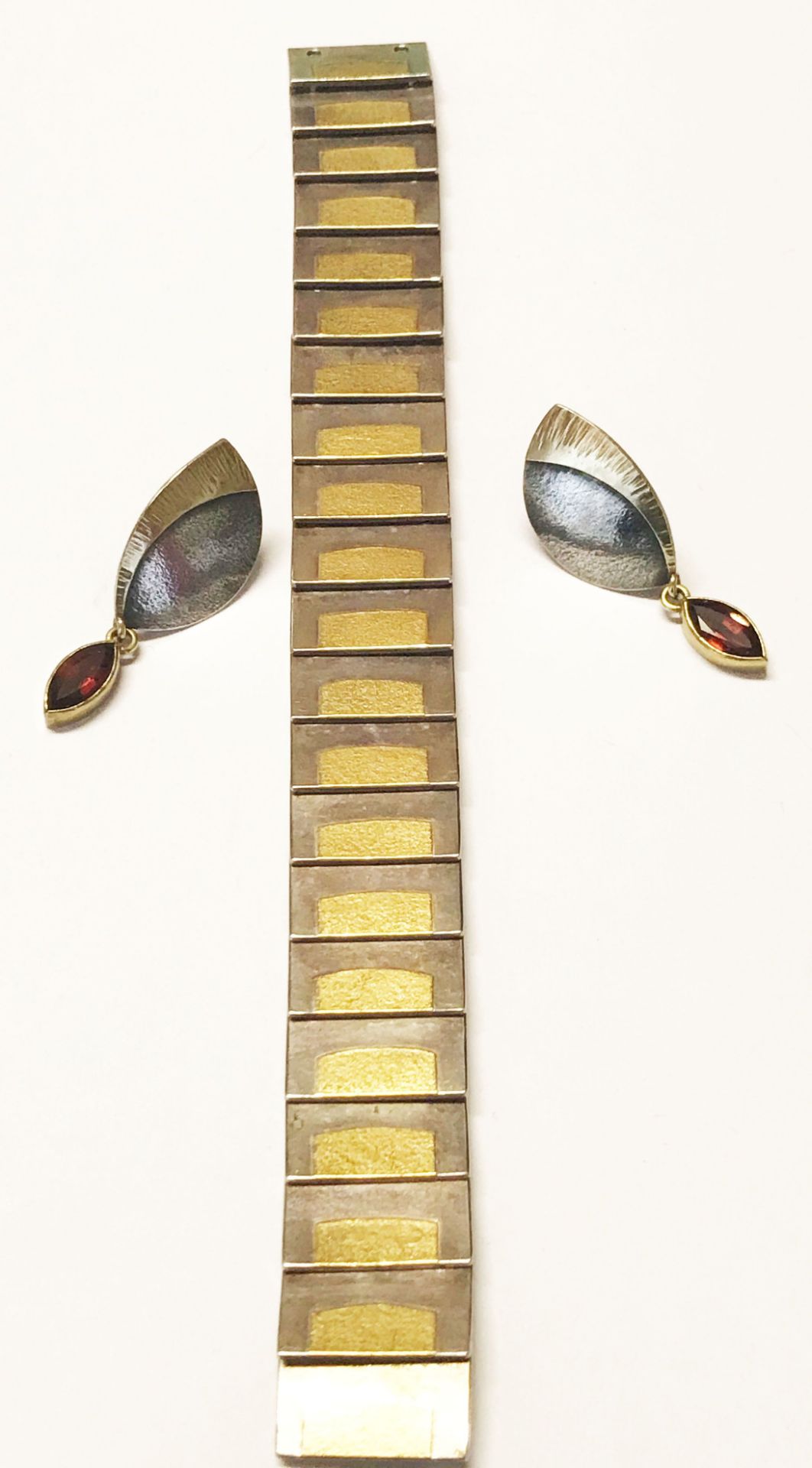Armband, 925er Silber und Feingold, L. 19 cm; passendes Paar Ohrclipse in 925er Silber/900er GG