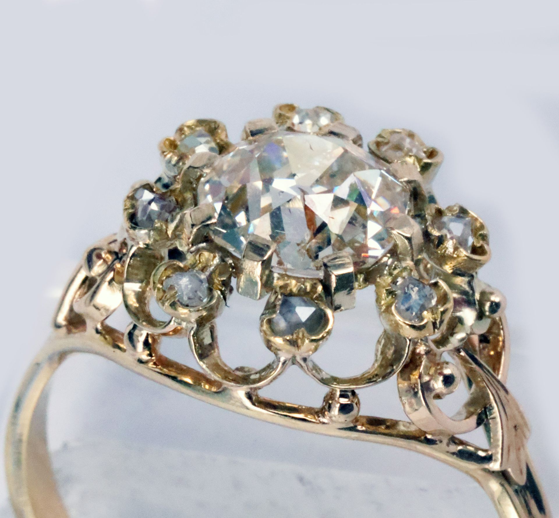 Ring, 585er GG, mit großem Altschliff-Diamanten, ca. 0,75 mm, ca. 1,5 ct, p, Stein mit Riss bzw. - Image 2 of 5