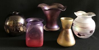Konvolut 5 Vasen, Jugendstil: runder, bauchiger Korpus mit gewellter Mündung, weißes, irisierendes
