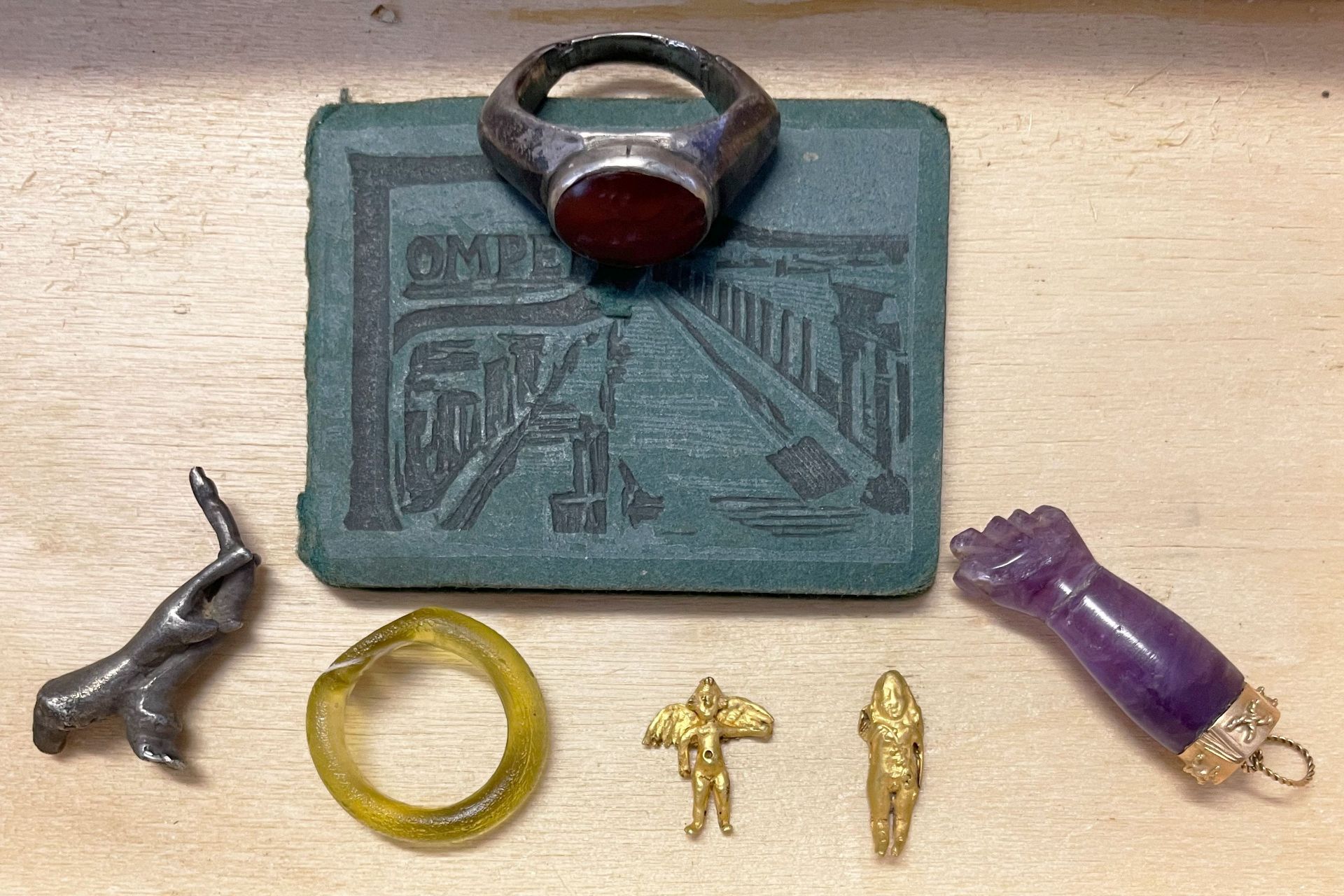 Konvolut div. Sammlerstücke: wohl römischer Ring 2-4 Jh. n. Chr., Silber, Karneol mit der - Image 8 of 11