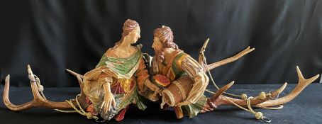 Paar Lüsterweibchen/-männchen, Franken: 1 x Lüstermännchen, Holz, farbig gefasst auf Geweih, mit