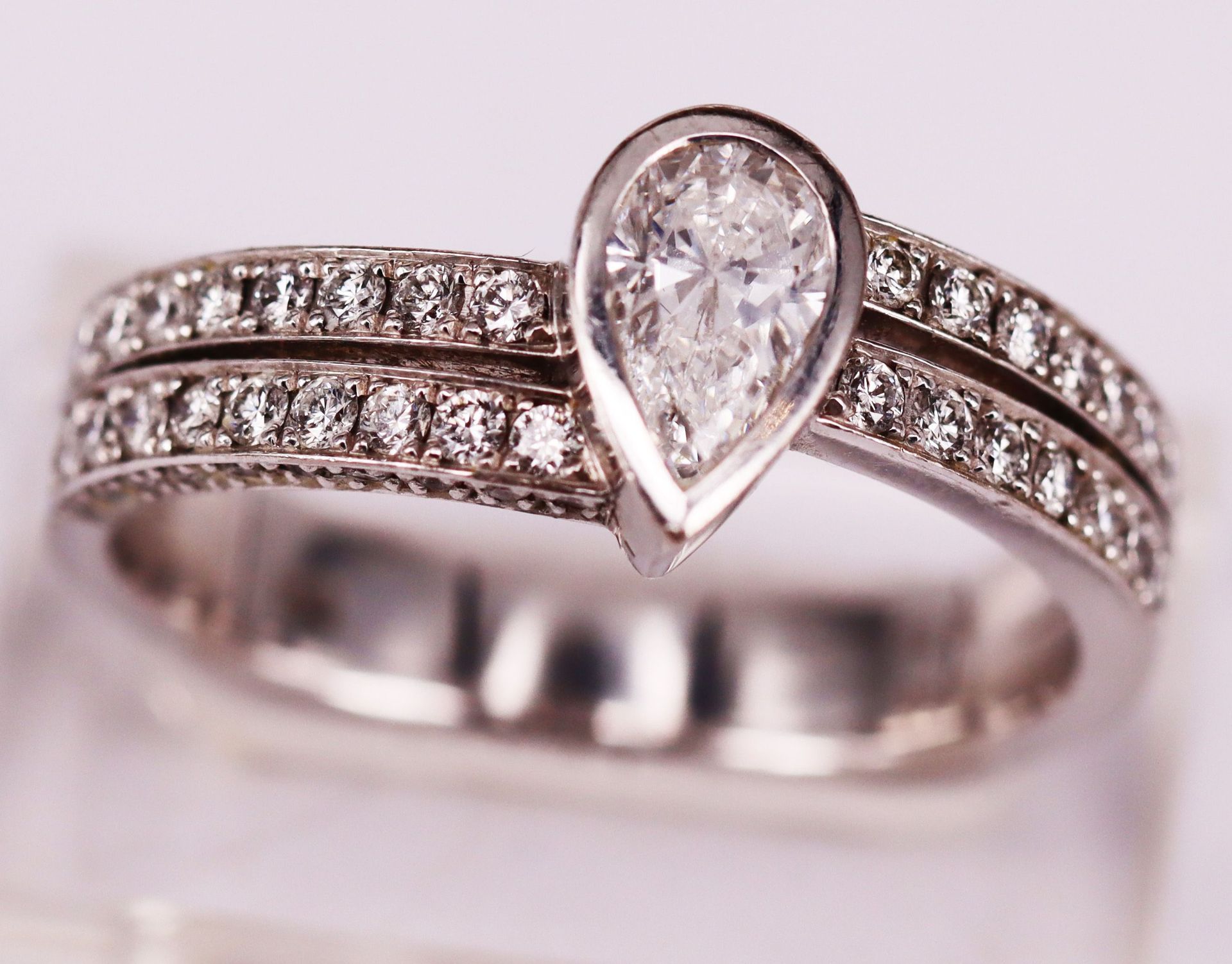 Diamanttropfen-Ring, 750er WG. Der Diamant in Tropfenform geschliffen, laut HRD (Hoge raad voor - Image 3 of 4