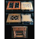 Vier Tischnotenpulte oder Lesepulte aus Holz, in unterschiedlichen Ausführungen sowie ein kleines