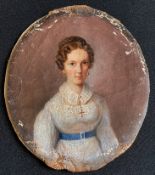 Unbekannter Künstler, Biedermeier, 19. Jh., Portrait einer jungen Frau in hellem Kleid und blauem