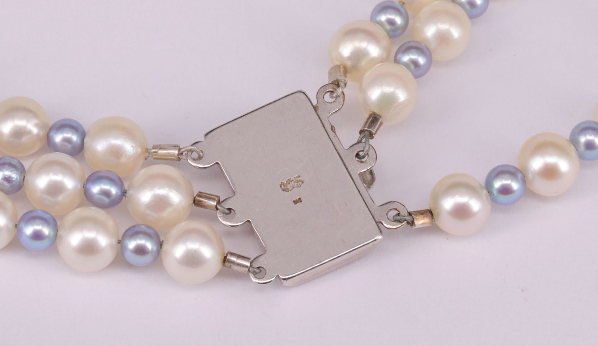 2 Schmuckstücke mit Zuchtperlen in Grau und Weiß: doppelreihige Perlenkette mit Silberschloss, L. - Image 5 of 5