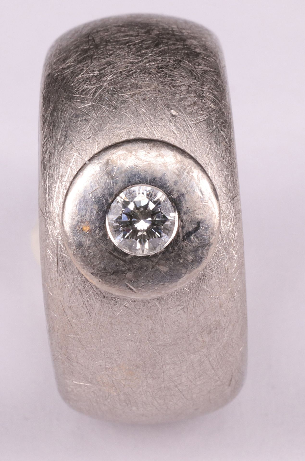 Schwerer Ring, 750er Weißgold, Diamant ca. 0,25 ct, gebürstet, Anfertigung, Gebrachtsspuren, RG62, - Image 2 of 3