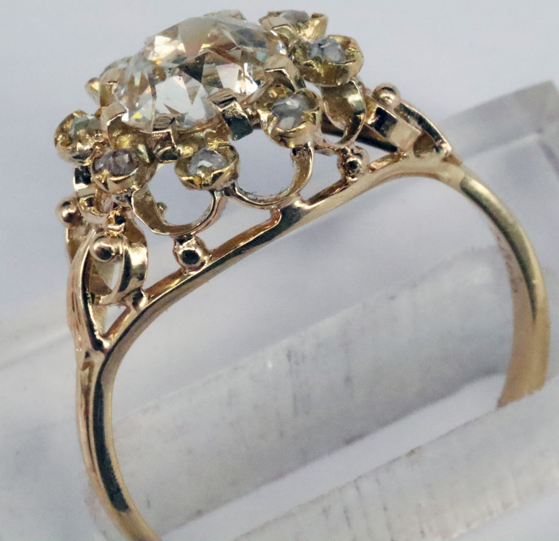 Ring, 585er GG, mit großem Altschliff-Diamanten, ca. 0,75 mm, ca. 1,5 ct, p, Stein mit Riss bzw. - Image 3 of 5