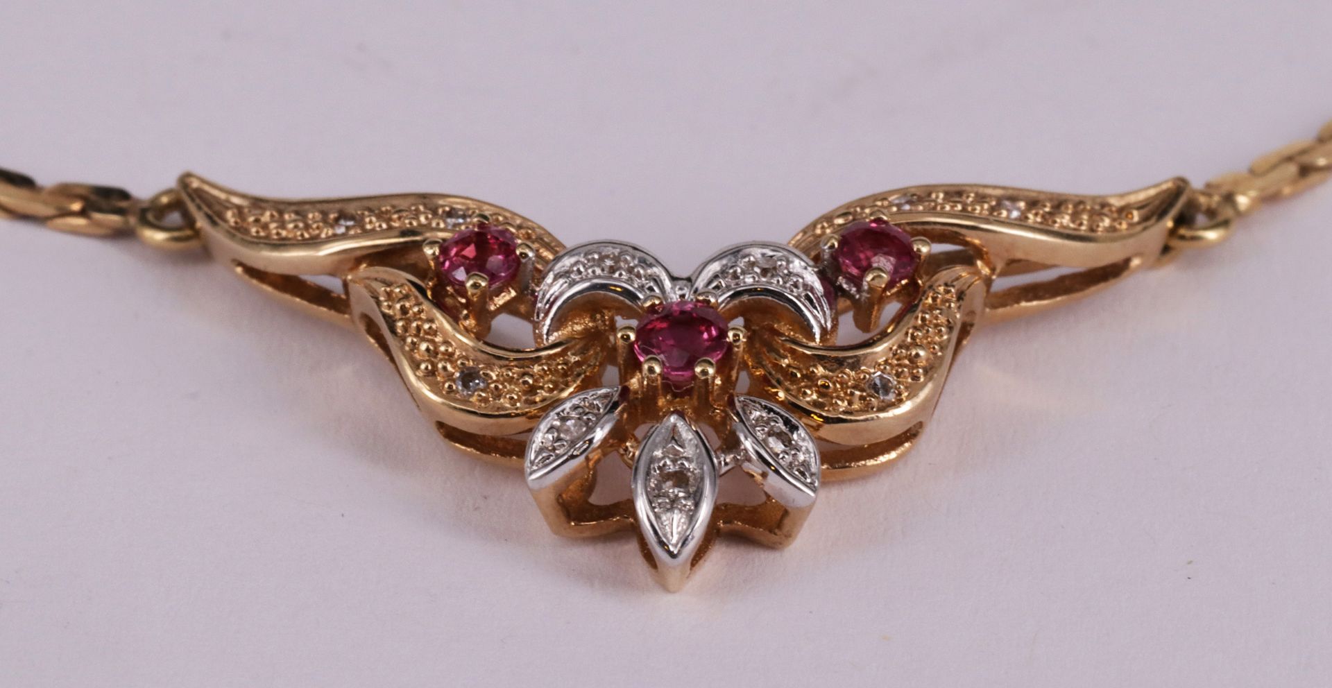 Schmuckset, 585er GG, bestehend aus: Collier mit 10 Diamanten und 3 Rubinen, L. 42 cm; Armband mit - Image 4 of 4