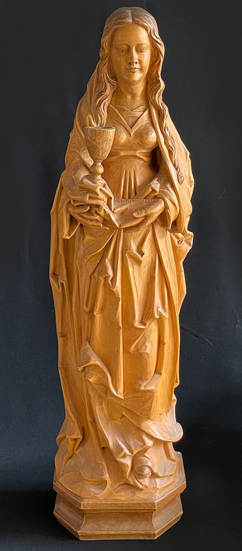 Heilige Barbara, Art Riemenschneider, Holz, unterseitig signiert H. Röthel/ anno 1977, H. 86 cm, 2 - Image 5 of 8