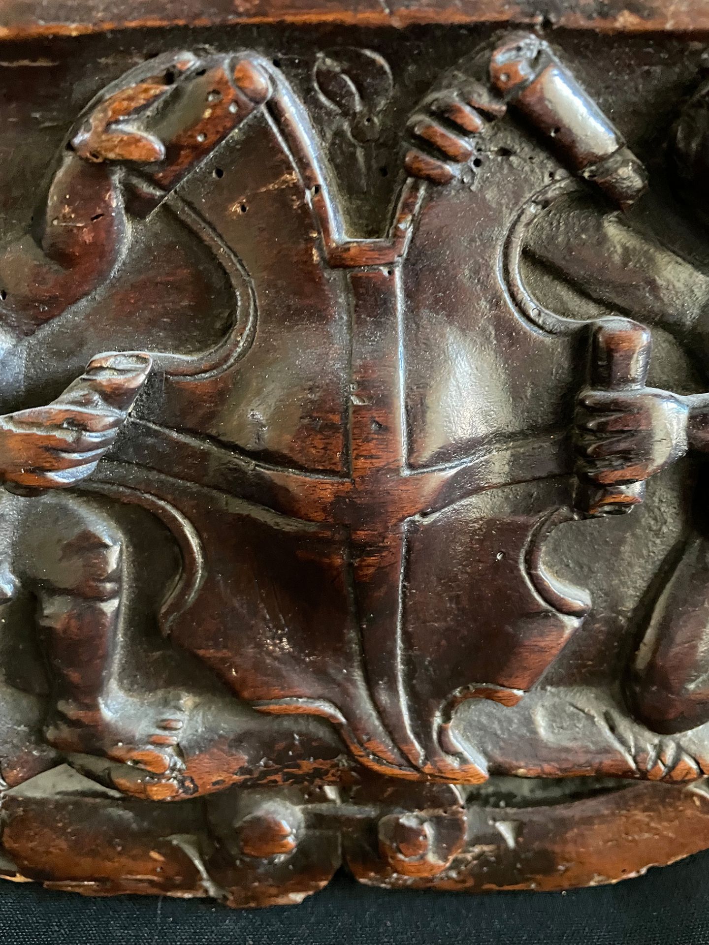 Relief, 18. Jh., Putten halten ein Wappen, Holz, geschnitzt, 16 x 31 cm - Bild 2 aus 3