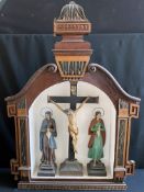 Tirol, frühes 19. Jh., Altar mit Kreuzigung, Holz, teils farbig gefasst. Großer Aufbau mit
