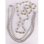 2 Schmuckstücke mit Zuchtperlen in Grau und Weiß: doppelreihige Perlenkette mit Silberschloss, L.