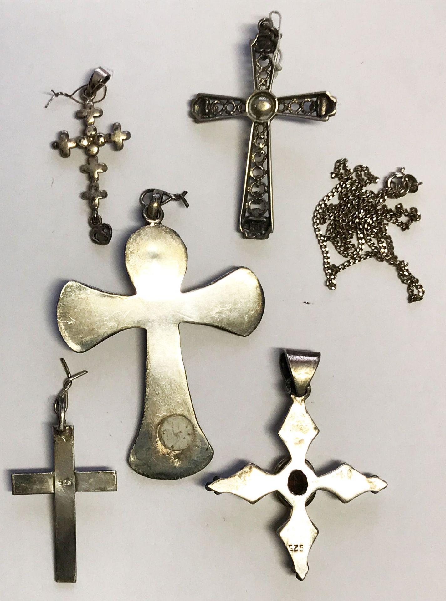 Konvolut 11 Kreuze, unterschiedliche Ausführungen und Größen, darunter 4x Kreuz und eine Kette 925er - Image 3 of 4