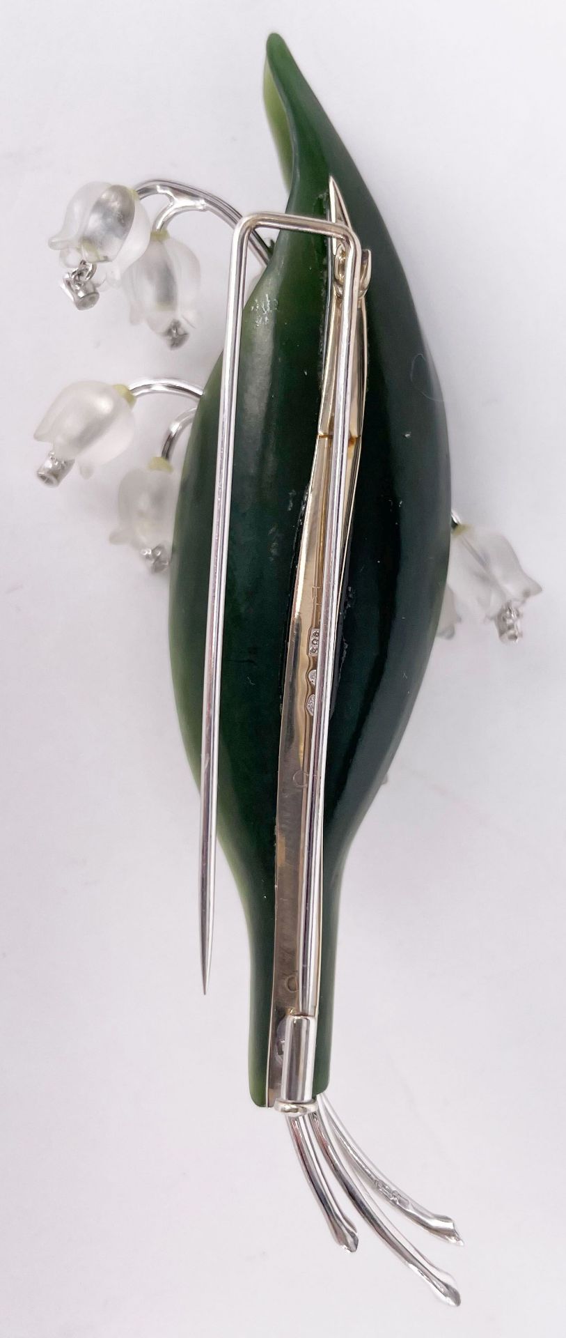 Maiglöckchen, 585er WG, mit Jade und wohl Bergkristall, an den Blüten kleine Tröpfchen, L. 9,5 cm - Image 2 of 3