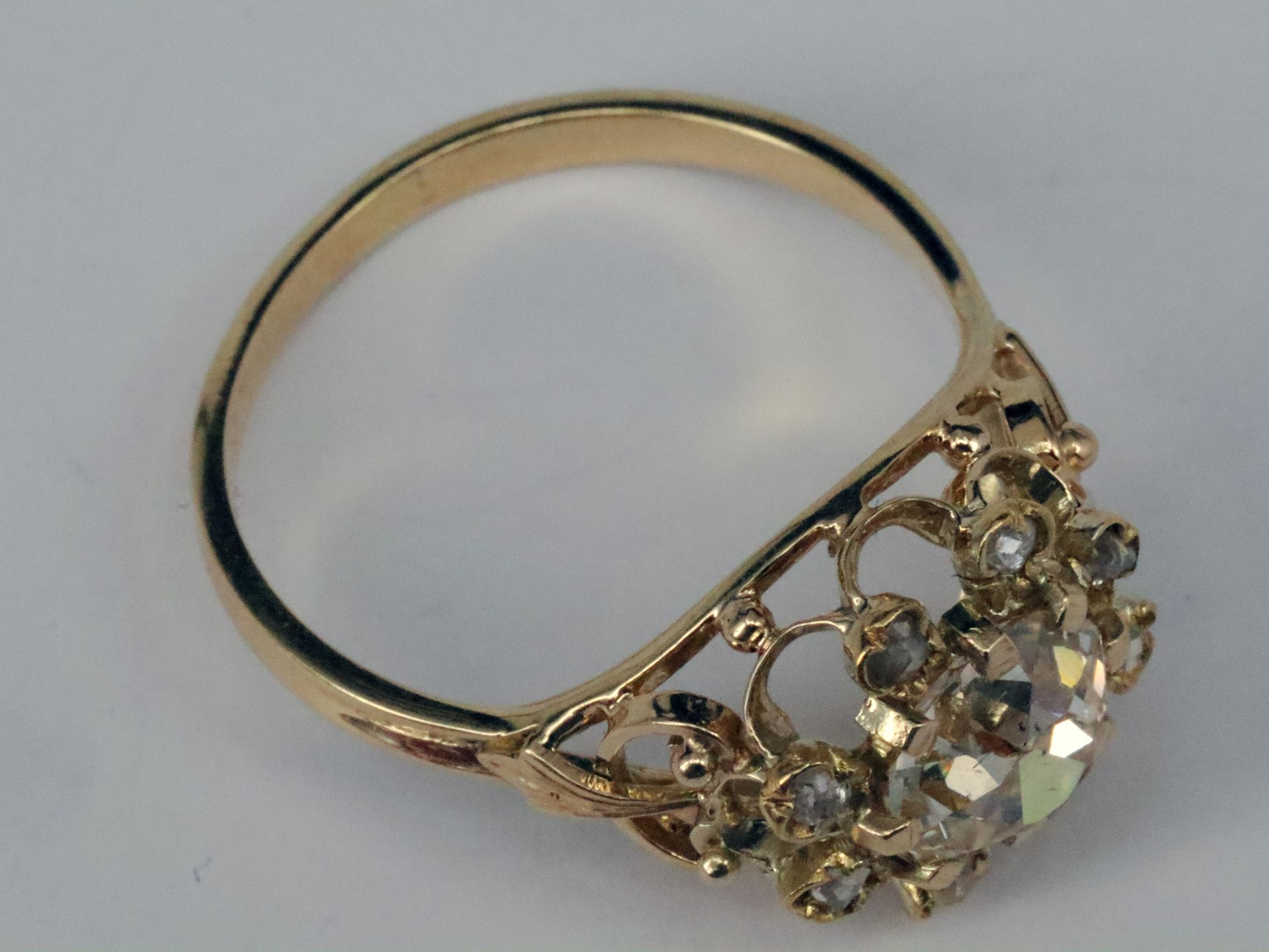 Ring, 585er GG, mit großem Altschliff-Diamanten, ca. 0,75 mm, ca. 1,5 ct, p, Stein mit Riss bzw. - Image 5 of 5