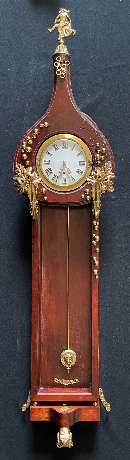 Wanduhr im Biedermeier-Stil, Holzgehäuse mit Messingverzierungen, Zifferblatt mit römischen