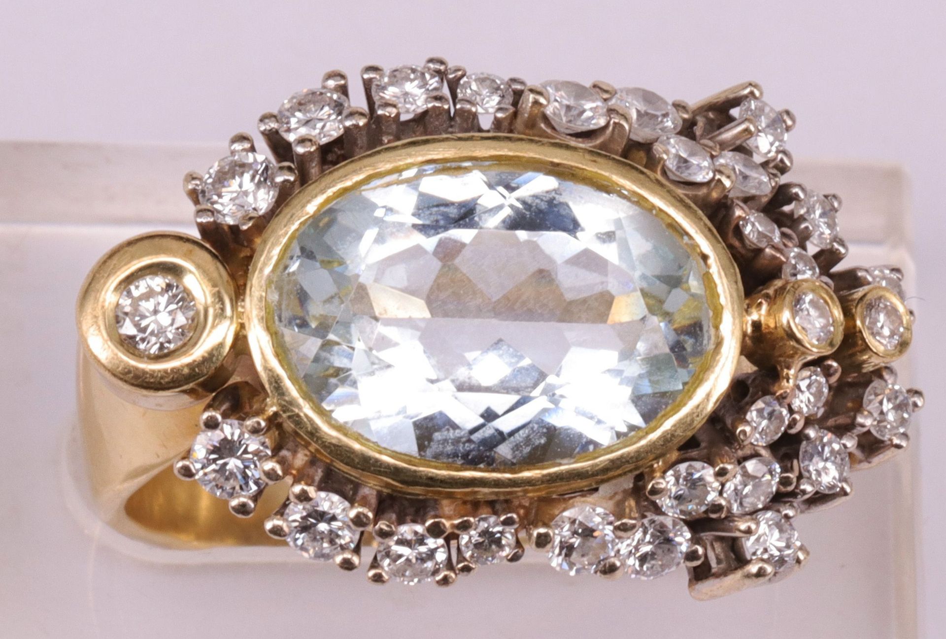 Aparter Ring, 585er GG, 9,79 g, mit Aquamarin und 29 Diamanten in asymetrischer Anordnung, RG57 - Image 4 of 4