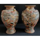 Paar Satsuma-Vasen, Japan, polychrom und gold bemalt, figürliche Szenen sowie Drachen im Hochrelief,