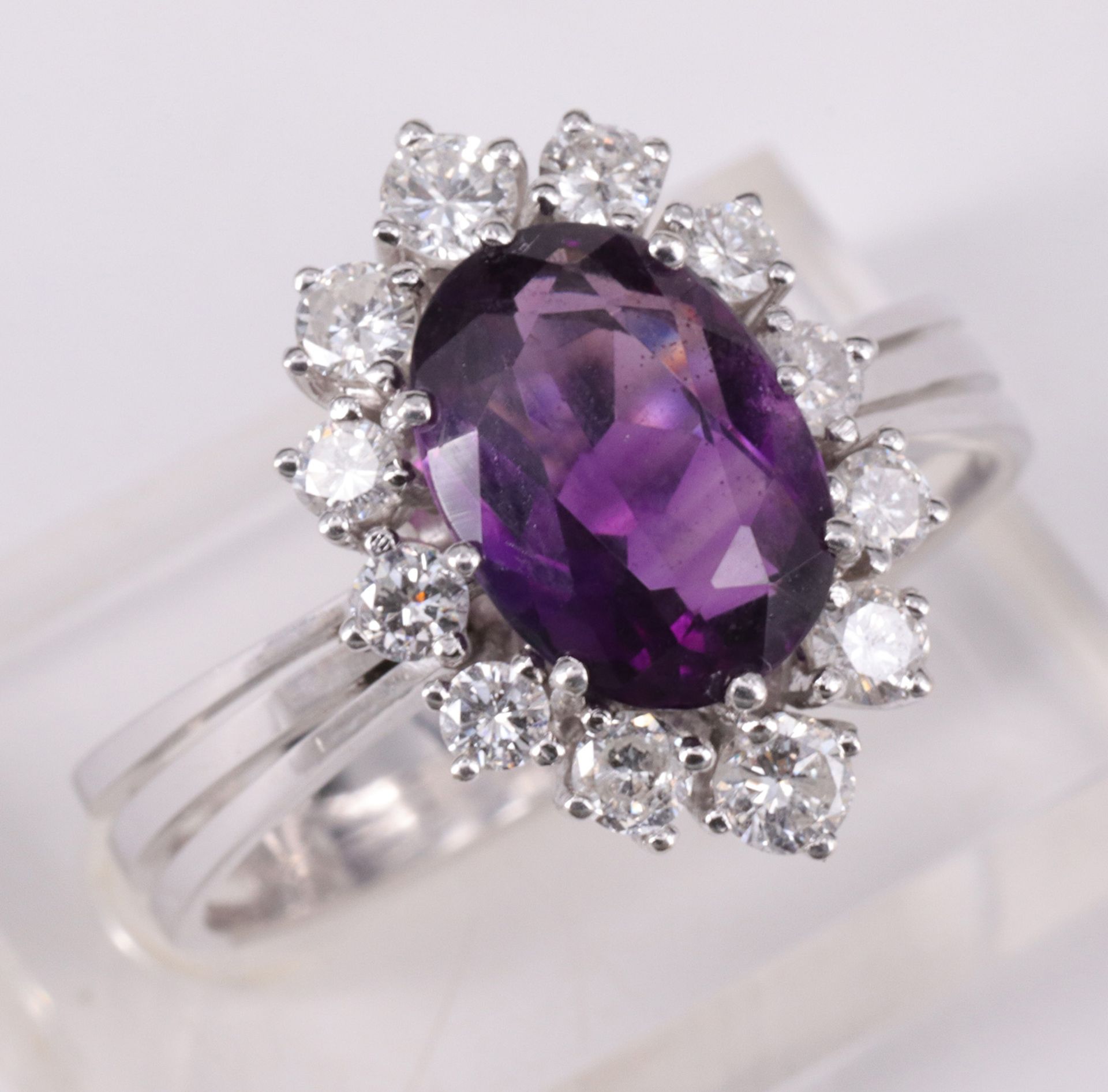 Damenring, 585er WG, mit sehr schönem, lilafarbenem Amethyst, 3,4 ct, sowie 12 Brillanten, insg. 0,