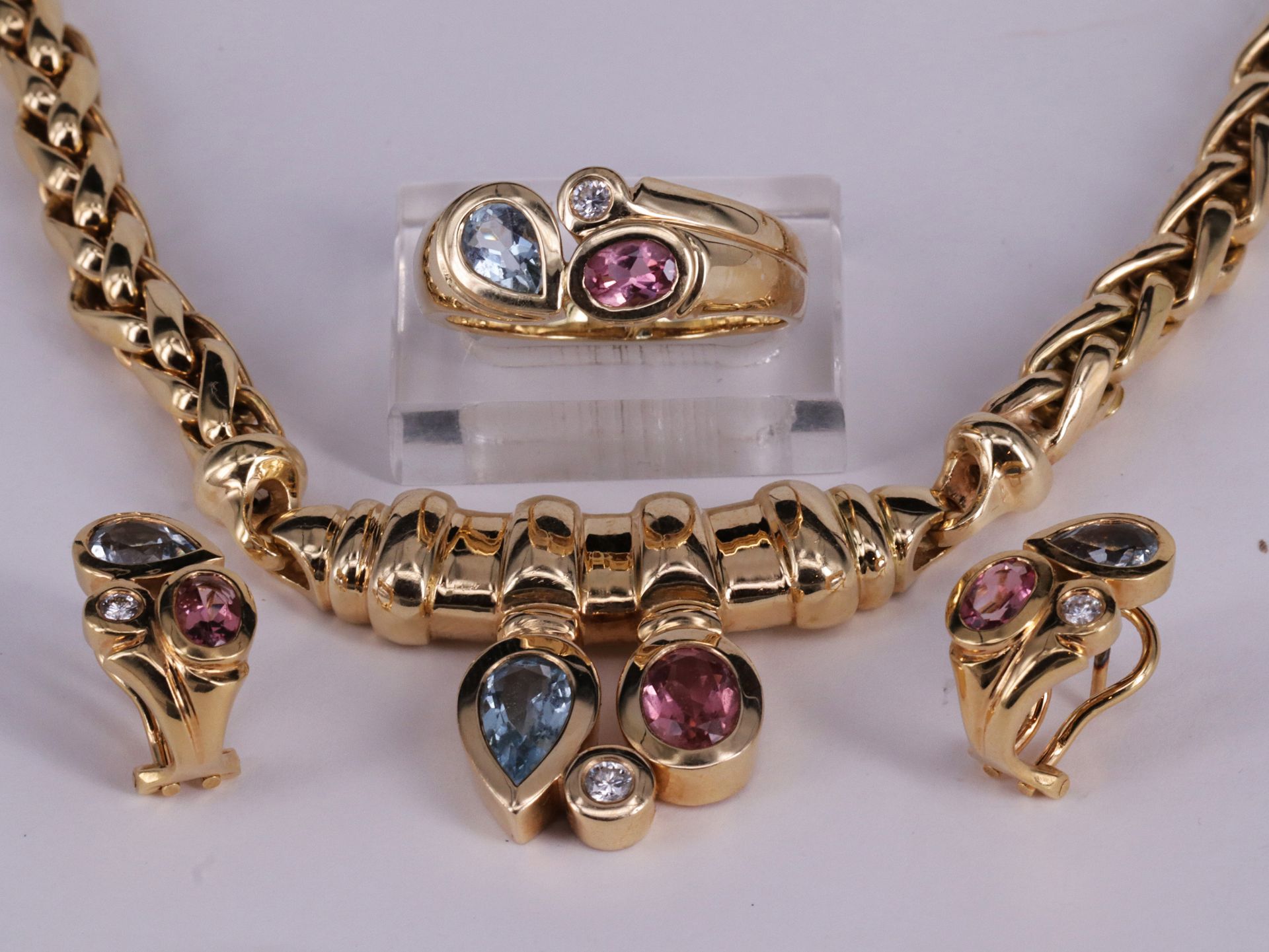 Schmuckset, 585er GG, bestehend aus: Collier, Ring, Paar Ohrringe. Jeweils mit tropfenförmigem