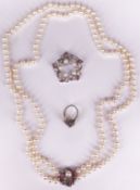 Doppelreihige Perlenkette mit 750er WG Schließe, laut Kaufbeleg 12 Rubine (Navette Schliffe) sowie