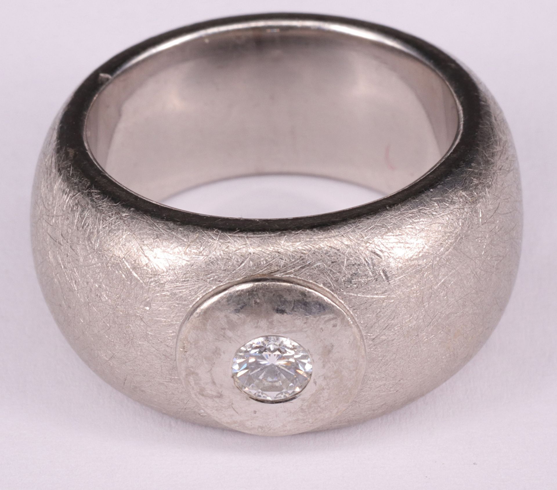Schwerer Ring, 750er Weißgold, Diamant ca. 0,25 ct, gebürstet, Anfertigung, Gebrachtsspuren, RG62, - Image 3 of 3