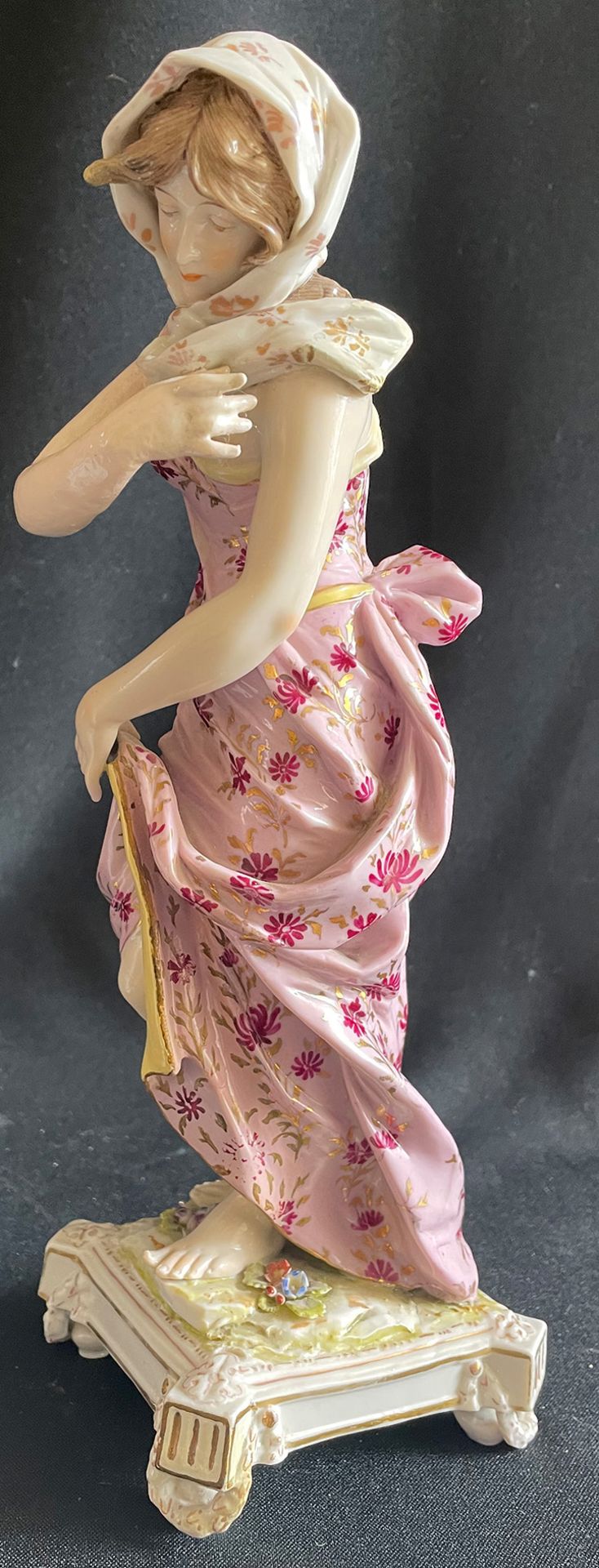 Ludwigsburg, Porzellan, Figur, Frau mit violettem Kleid, 29,5 cm