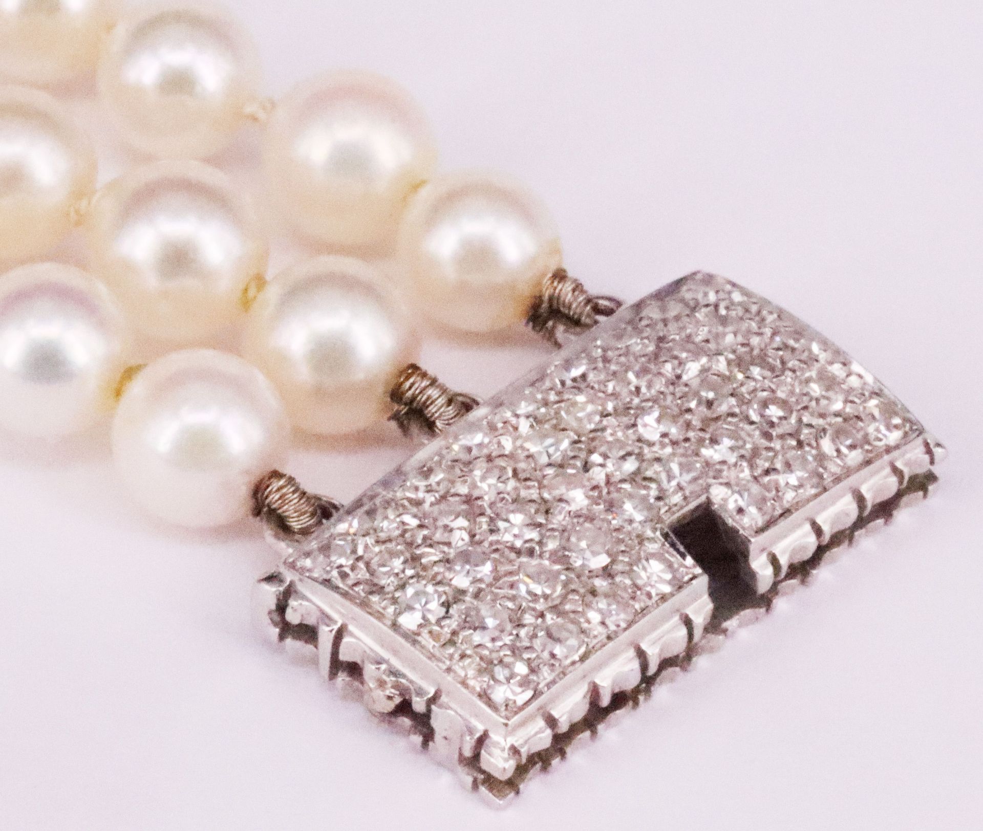 Dreireihiges Perlarmband mit Diamantschließe, 750er WG, D. der Perlen ca. 5mm, insg. 42 Brillanten - Image 4 of 4