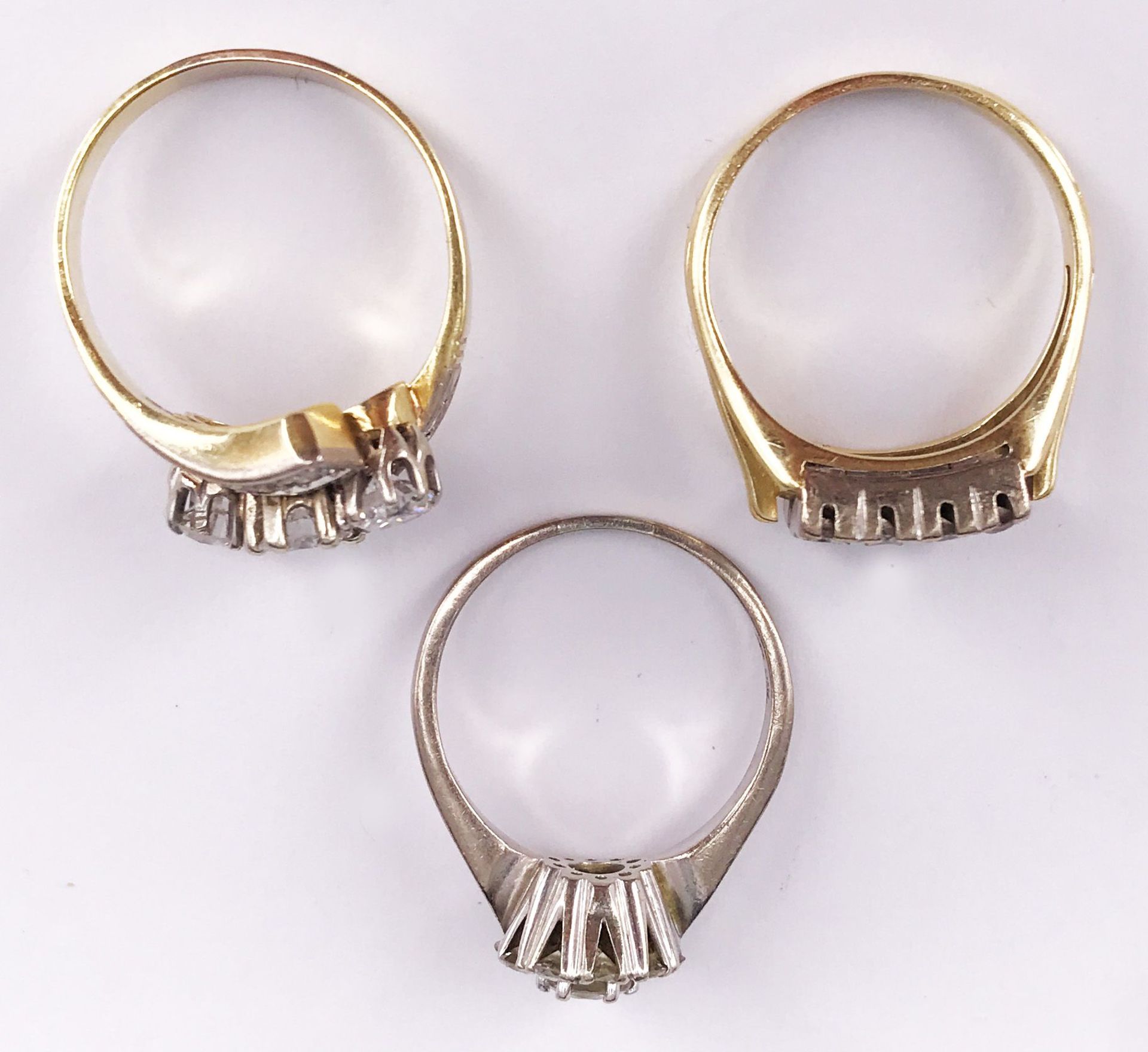 3 Damenringe mit Diamanten: Ring, 750er WG, mit zentralem Stein und 10 Steinen im Kreis (davon einer - Image 4 of 8