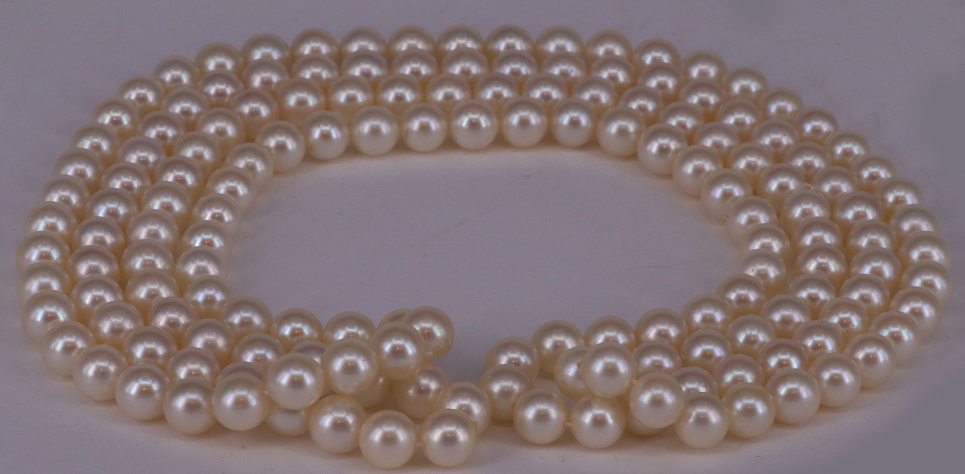 Perlenkette, Zuchtperlen, lange Kette mit ca. 6,5 mm gleichmäßig großen Perlen, L. 108 cm. Mit Beleg - Image 2 of 3