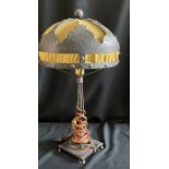 Lampe, Eisen oben Kreuz, um 1910, Schirm gelber Stoff, Höhe 63 cm