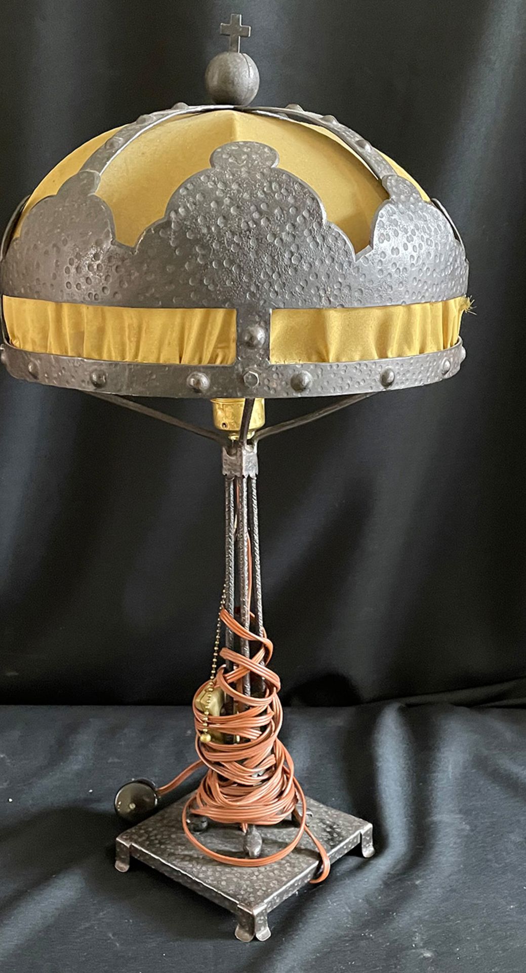 Lampe, Eisen oben Kreuz, um 1910, Schirm gelber Stoff, Höhe 63 cm