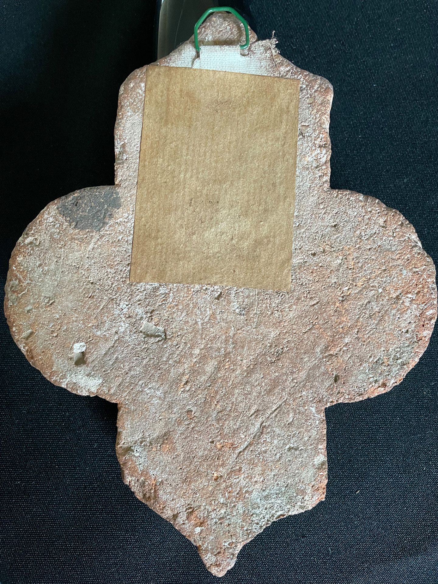 Keramikfliese, (rückseitiges Etikett: "Keramikfliese 12. Jh. als Wächter in Stadttoren") Höhe 19 cm - Image 2 of 2