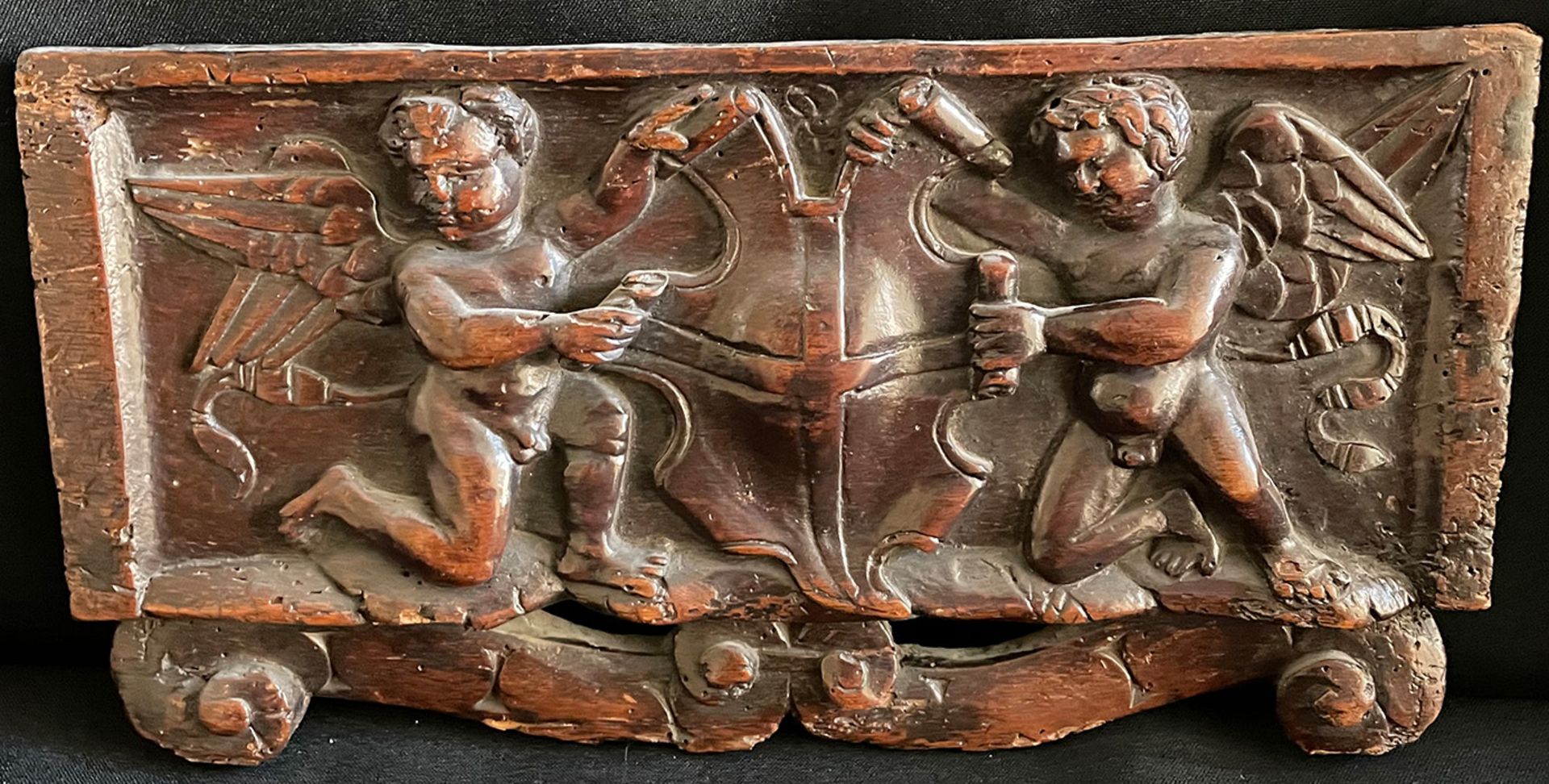 Relief, 18. Jh., Putten halten ein Wappen, Holz, geschnitzt, 16 x 31 cm