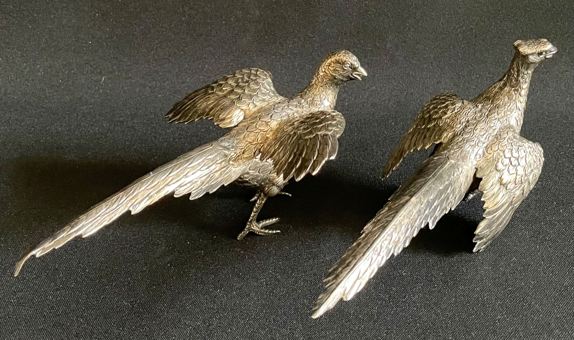 Paar Fasane, 835er Silber. Stehend, mit geöffneten Flügeln und langen Schwanzfedern, gepunzt, - Image 2 of 4