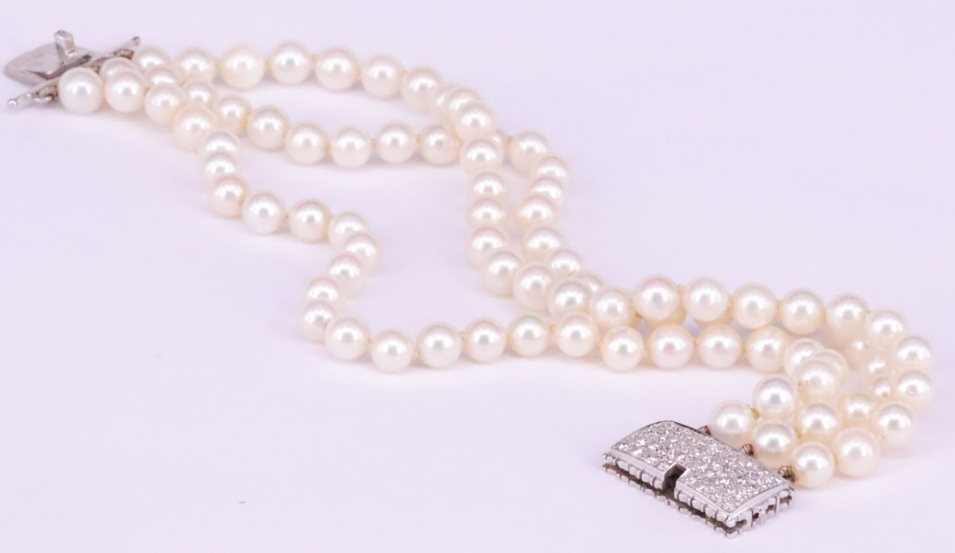 Dreireihiges Perlarmband mit Diamantschließe, 750er WG, D. der Perlen ca. 5mm, insg. 42 Brillanten