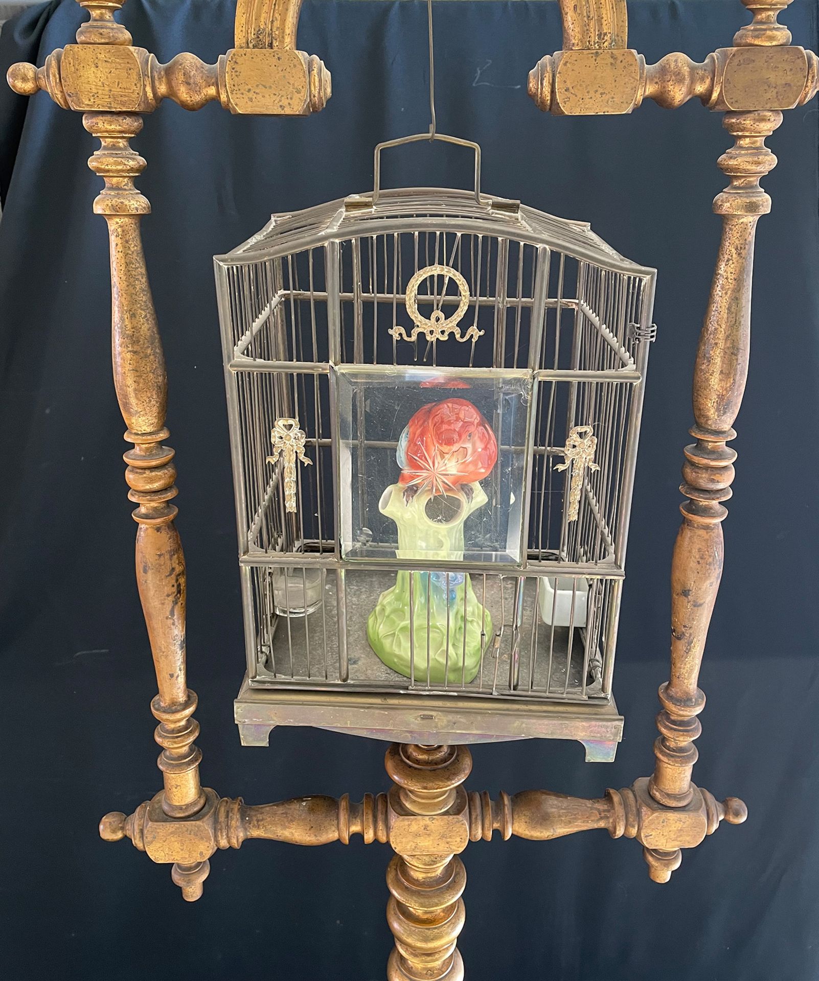 Vogelkäfig, Vogelbauer im Holzgestell, Gesamthöhe 176 cm - Bild 2 aus 3