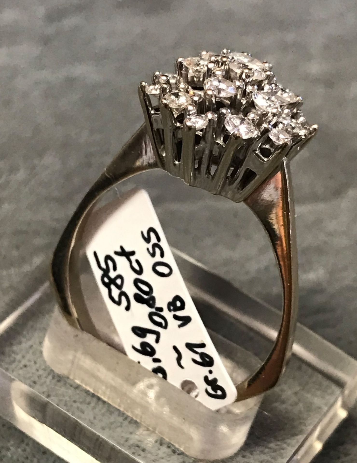 Diamantring in Blütenform, 585er WG, mit 19 Brillanten, zus. ca. 0,8 ct, RG61, 5,6 g - Image 3 of 3