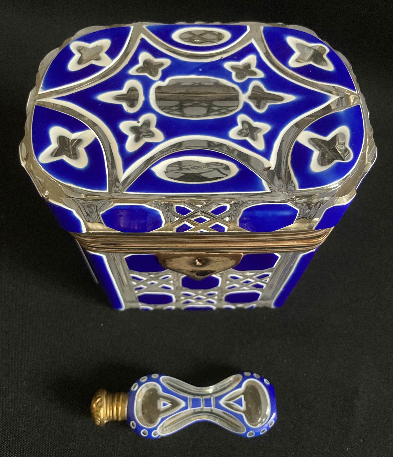Kristalldose und Parfumflakon, Überfangglas, geschliffen, in zwei Schichten von Blau und Weiß, um - Image 3 of 3