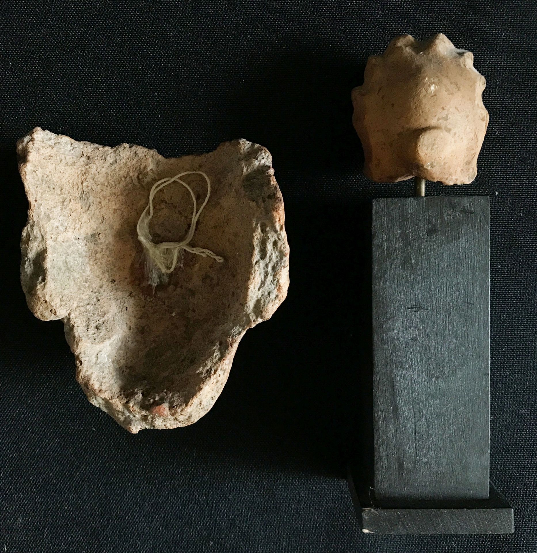 Zwei kleine Tonköpfchen, Alter unbekannt, antike Herkunft möglich, Fragmente, Altersspuren, 9x8 cm - Image 3 of 3