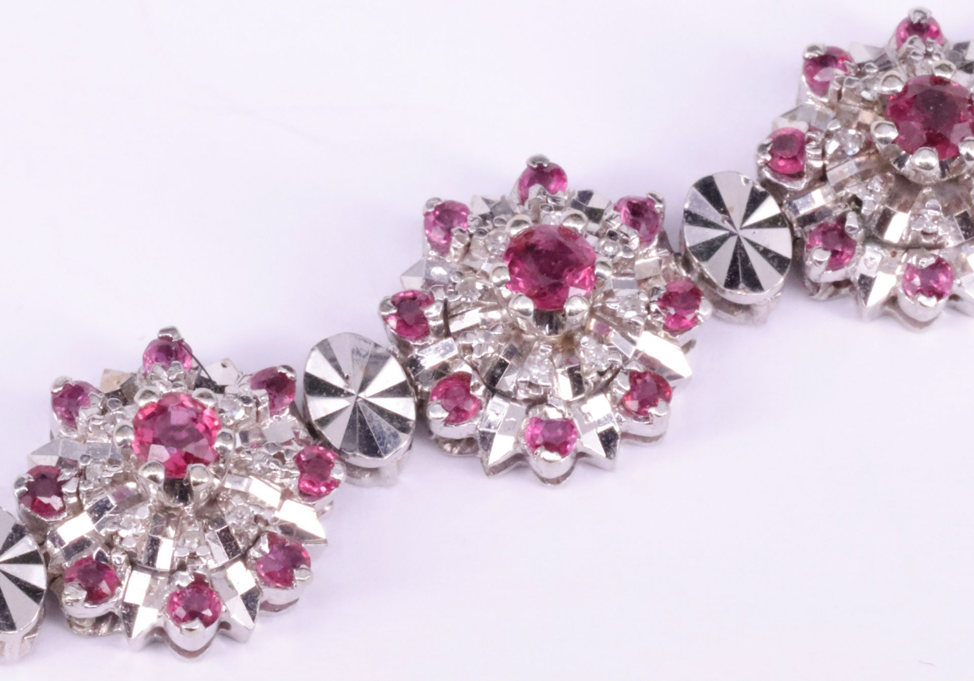 Schmuckset mit Rubinen und Diamanten: Armband, Anhänger und Ring mit Elementen in Blütenform, - Image 7 of 8