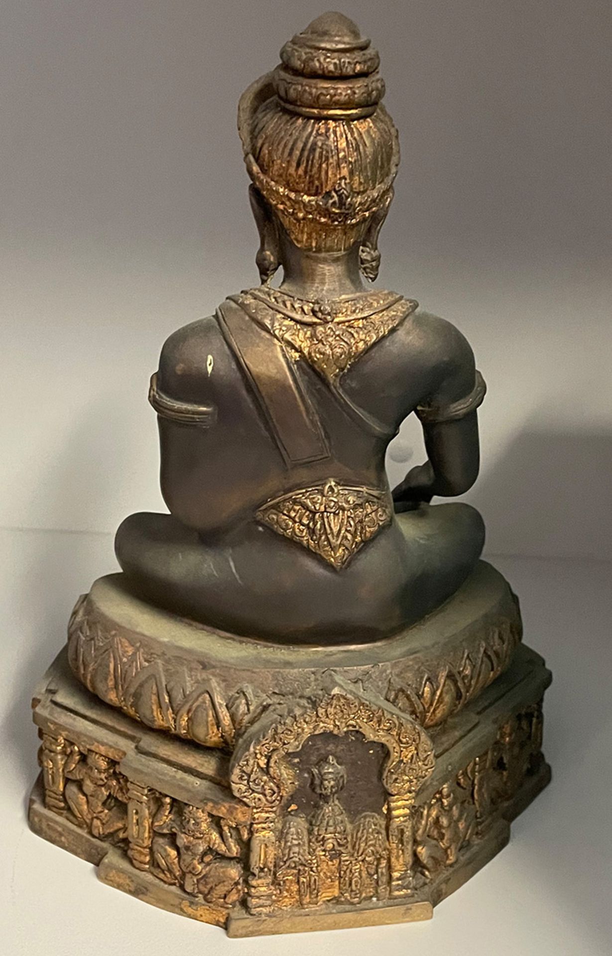 Asia-Konvolut: 1 x Buddhafigur mit feinen Glassteinen verziert, Altersspuern, H. 22 cm. 1 x - Image 4 of 5