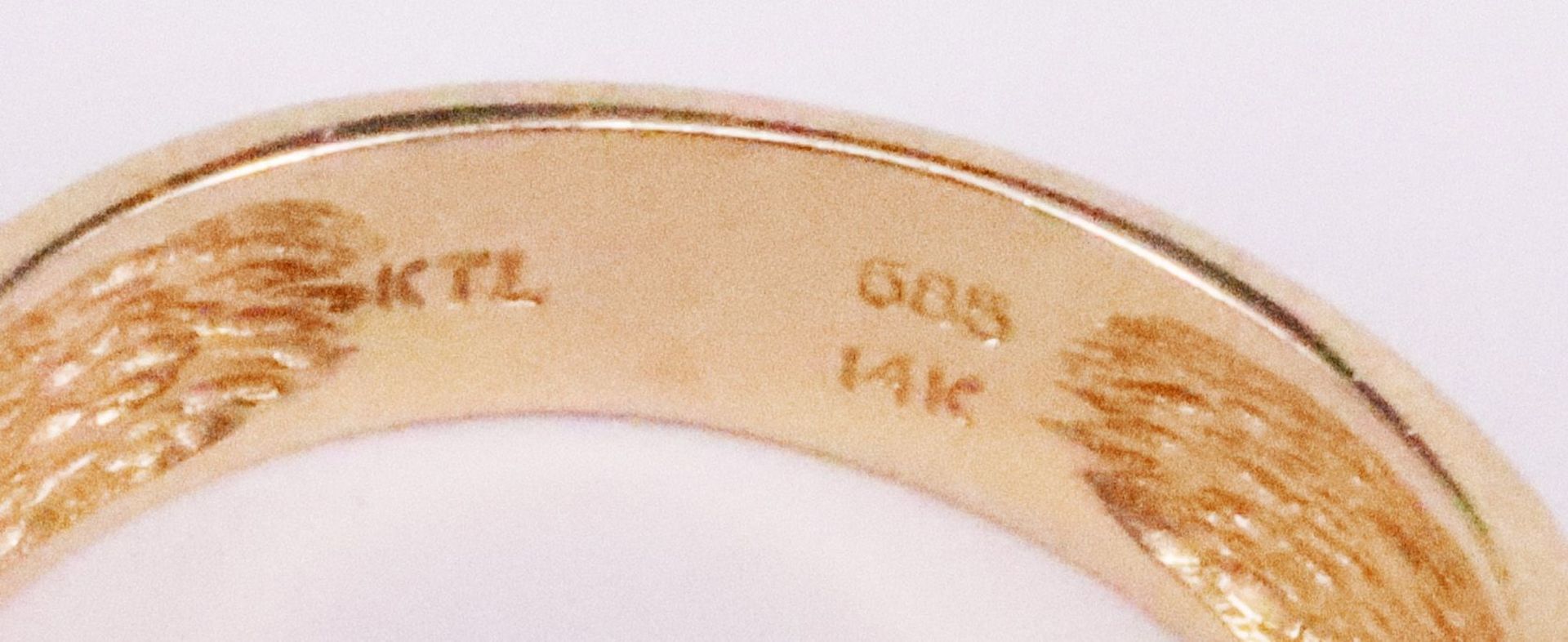 2 Damenringe, 585er GG, insg. 13,3 g: Ring mit rechteckigem Amethyst, 10 x 8 mm, sowie 6 Amethyst - Image 4 of 5