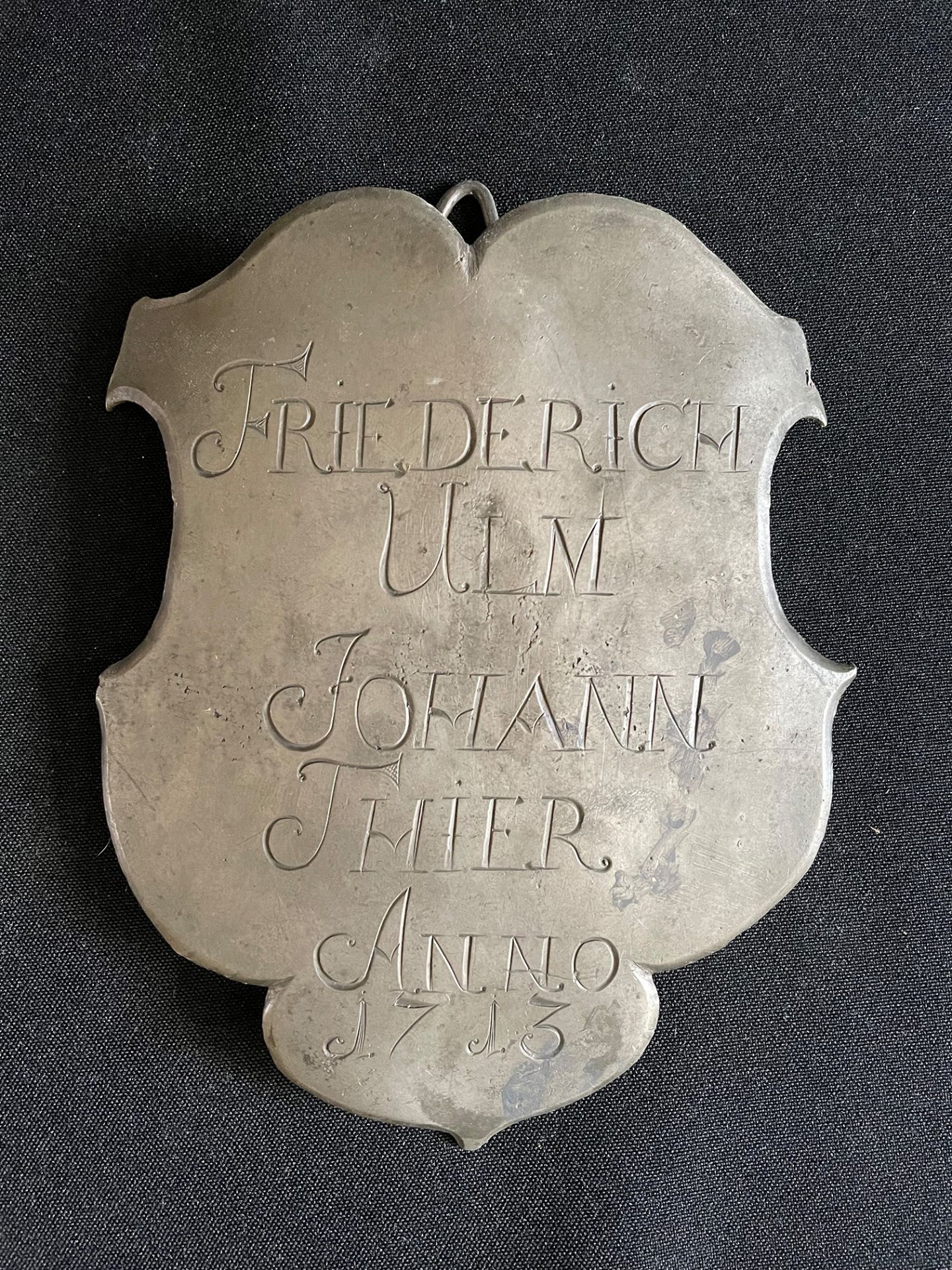 Zinnschild, Plakette, "Friederich Ulm. Johann Thier. Anno 1713", 18 x 14 cm