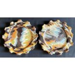 Paar Teller, Steingut, 18. Jh., Italien, mit ondulierenden Rändern sowie bunt marmorierter Glasur