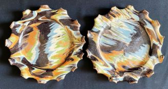Paar Teller, Steingut, 18. Jh., Italien, mit ondulierenden Rändern sowie bunt marmorierter Glasur